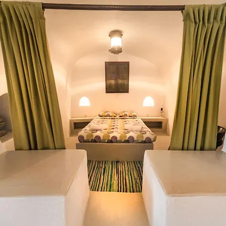 Gemini Cave Mirsini * Oia (Santorini)