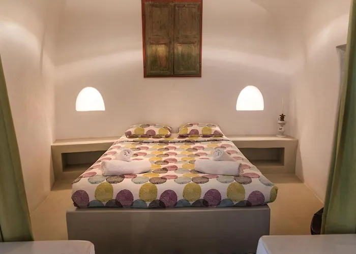 Gemini Cave Mirsini Oia (Santorini)